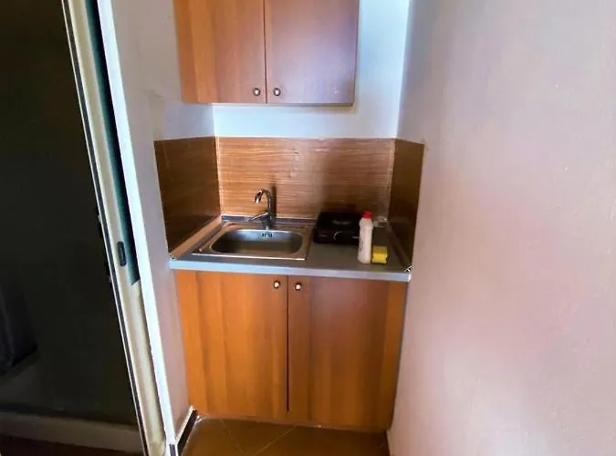Vakantiehuis Ramo's Hilltop Retreat With Kitchenette And Patio - 1st Vlorë
